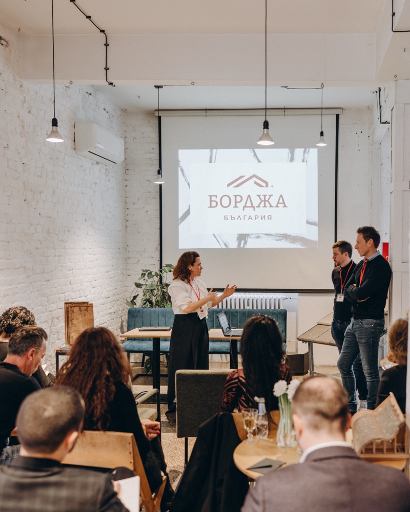 Бизнес презентация с проектор и екран пред гости